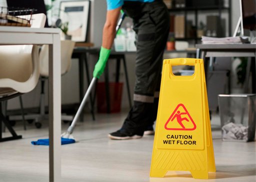 Profissional da Garra Facilities realizando limpeza de escritório, assegurando higiene, organização e qualidade no ambiente corporativo.